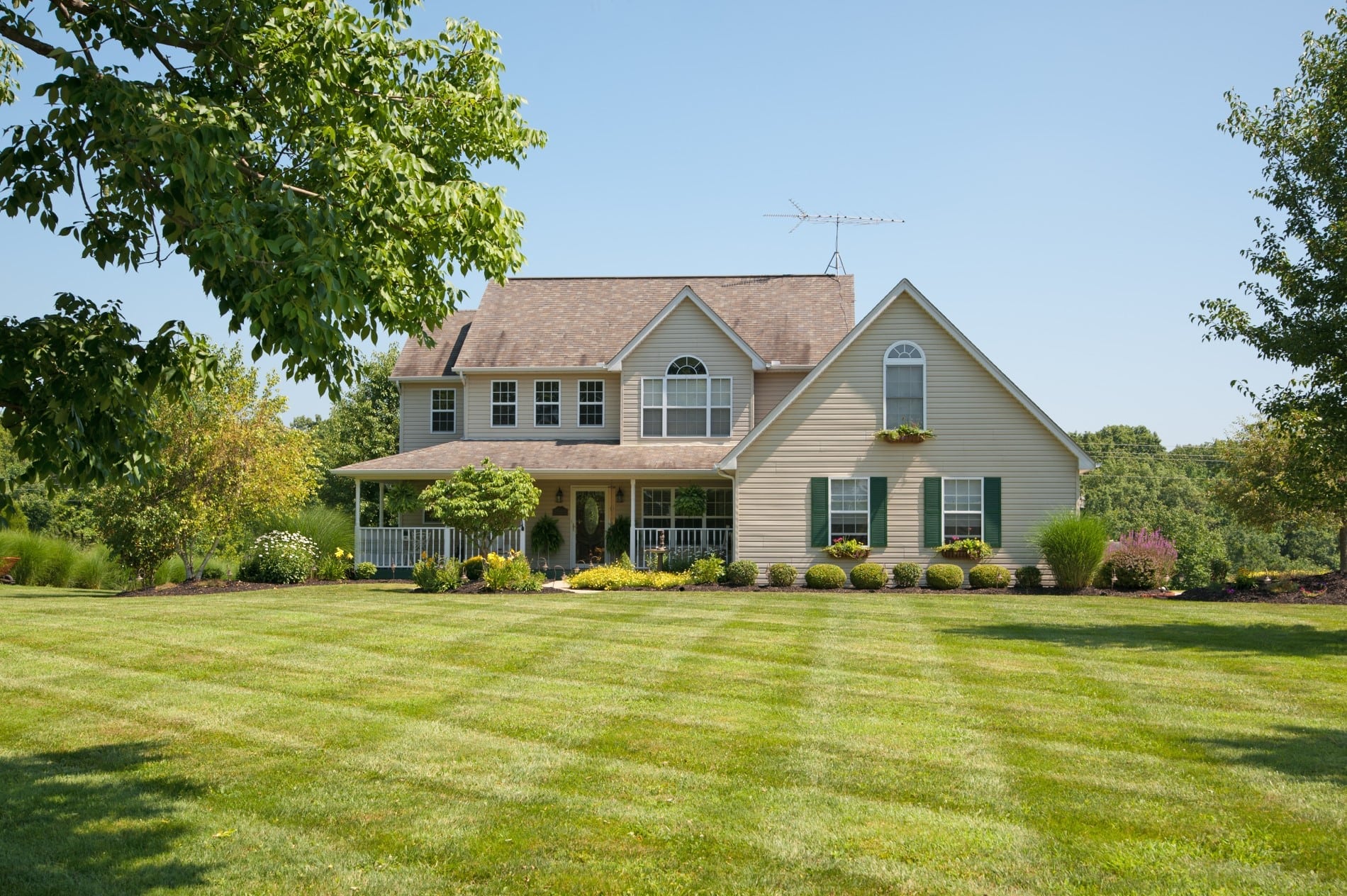 Backed house. Green Lawn and House. Farm House Luxury. Dom Kentucky. Maxwell House built a Home for veteran.